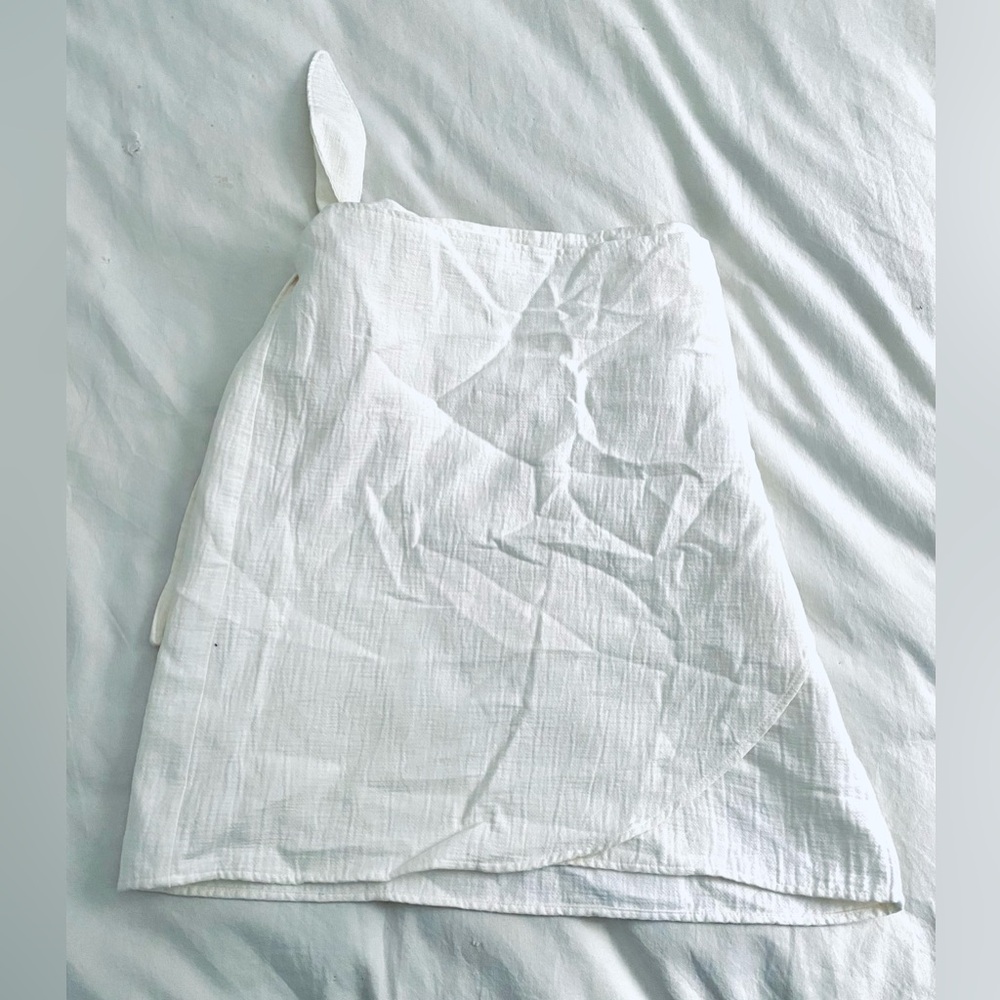 Essentials Asymmetrical Cream Skirt. 95% coton.